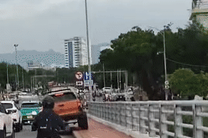 Tài xế Ford Ranger làm xiếc trên cầu ở Đà Nẵng - 1