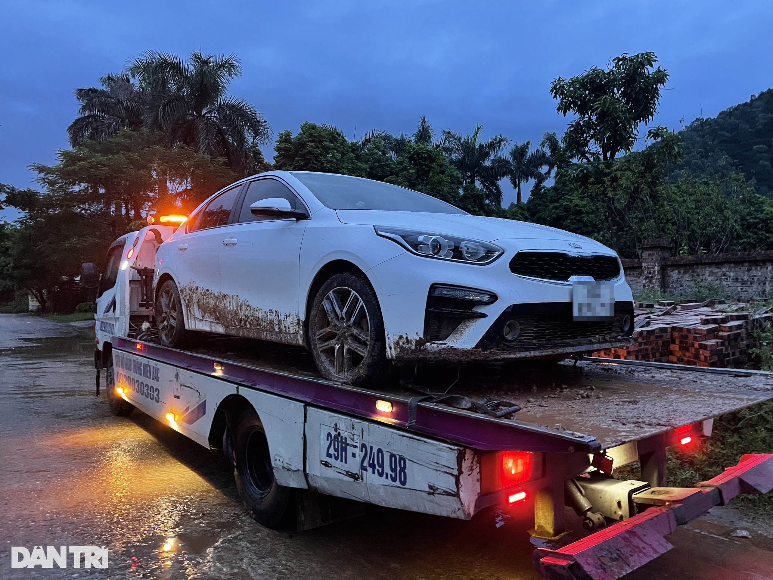 Hiện trường vụ sạt lở ở Sóc Sơn khiến loạt xe sang bị vùi trong bùn đất - 7 Hiện trường vụ sạt lở ở Sóc Sơn khiến loạt xe sang bị vùi trong bùn đất - 7