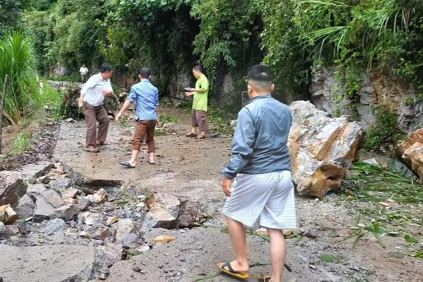Mưa lớn khiến đất đá sạt lở xuống nhiều tuyến đường ở Điện Biên và Hòa Bình - 6
