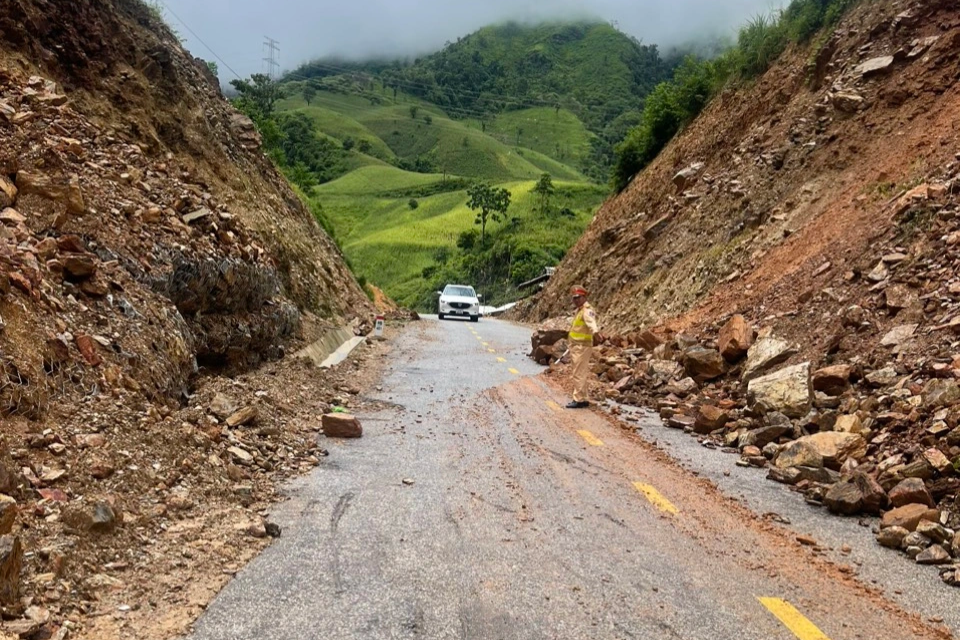 Mưa lớn khiến đất đá sạt lở xuống nhiều tuyến đường ở Điện Biên và Hòa Bình - 1