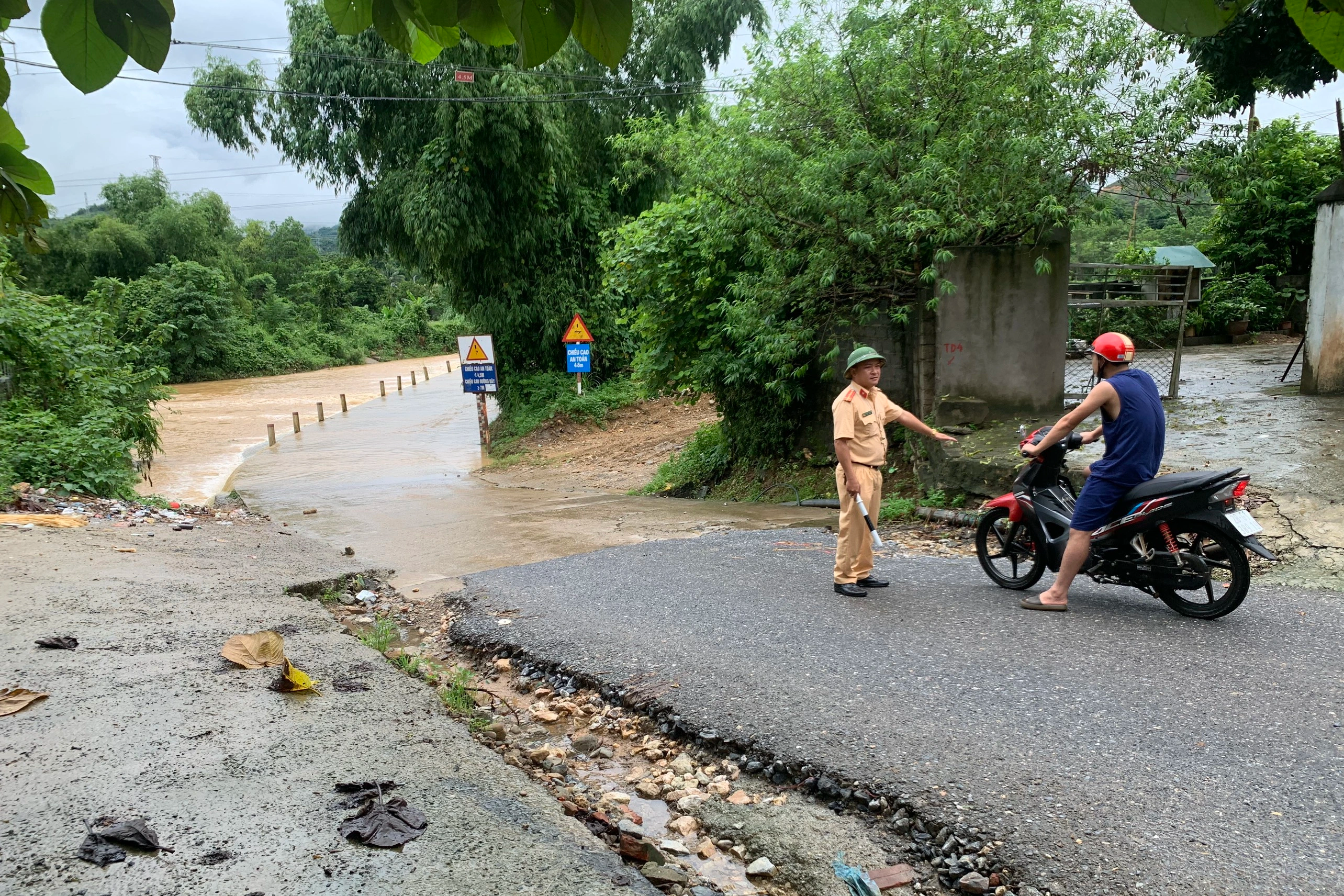 Mưa lớn khiến đất đá sạt lở xuống nhiều tuyến đường ở Điện Biên và Hòa Bình - 5