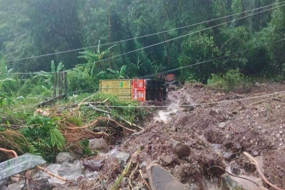 Vụ sạt lở ở Lào: Một tài xế người Việt tử vong, 6 người băng rừng về nước - 1