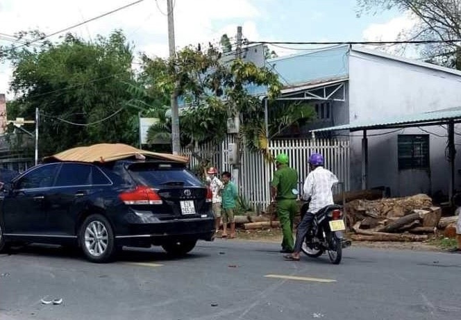 Xe máy tông trực diện ô tô, nạn nhân bay lên nóc xe tử vong - 1