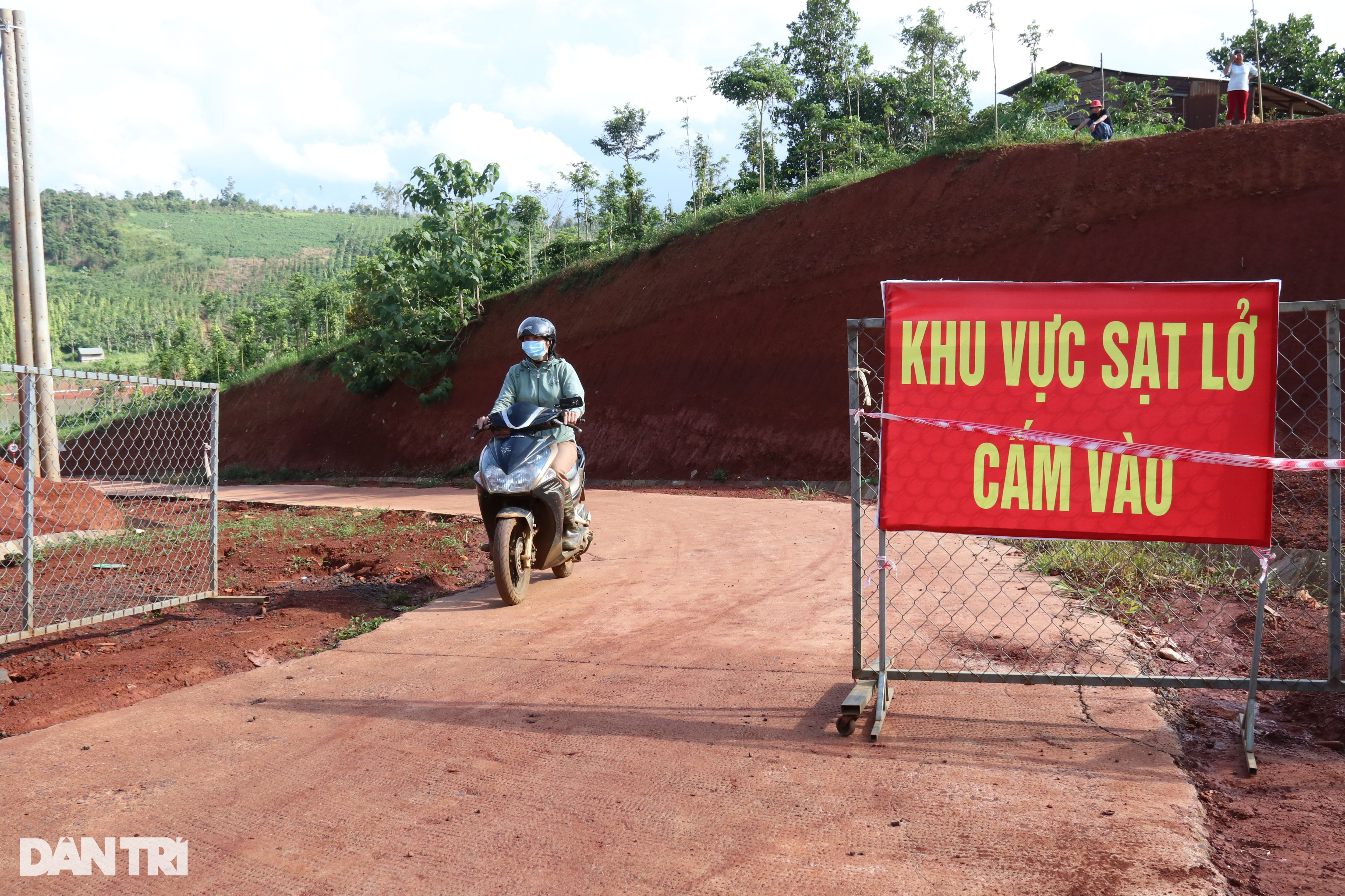 Nguy cơ vỡ quả bom nước 1,2 triệu m3 ở Đắk Nông - 13