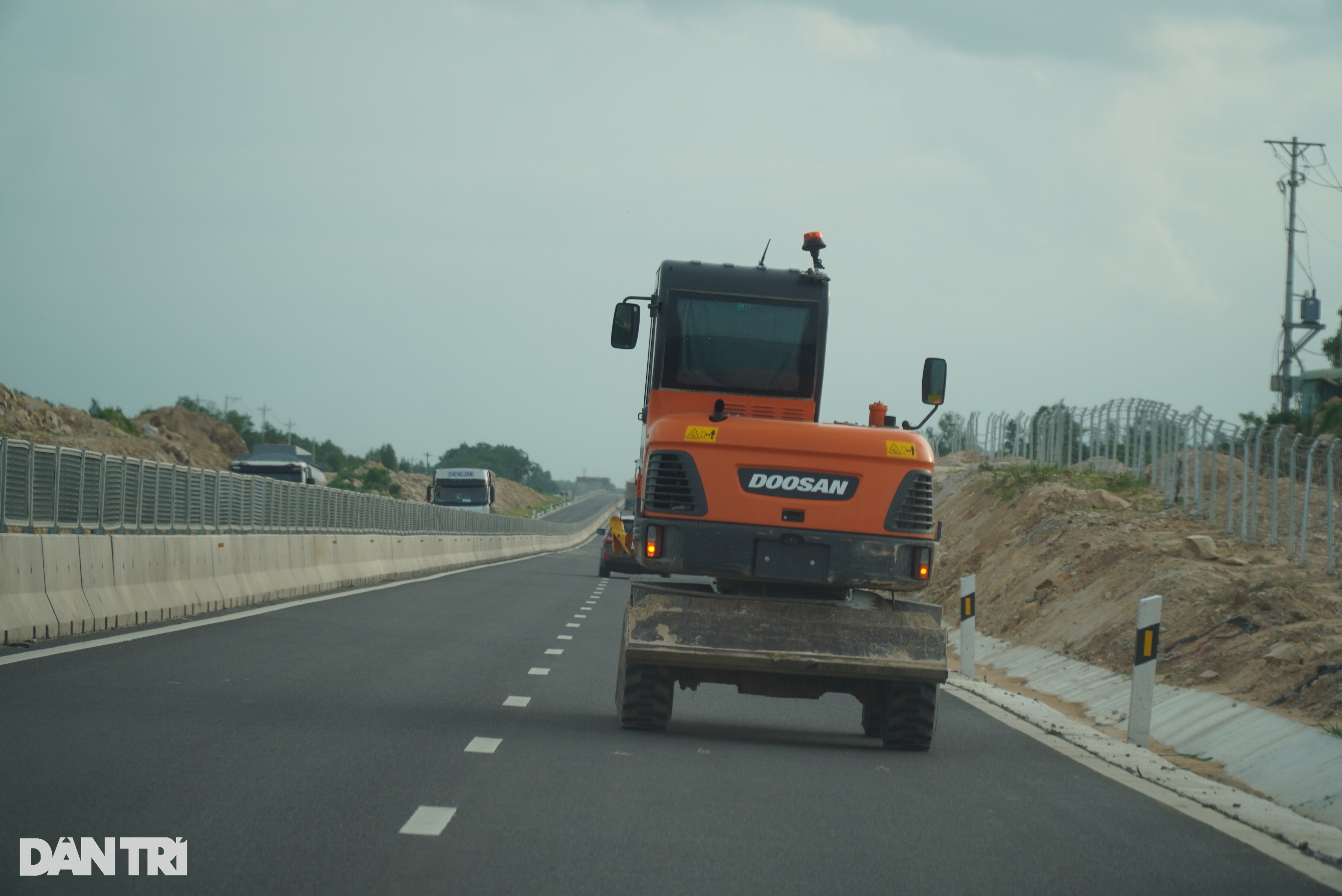 Công trường ngổn ngang trên cao tốc Phan Thiết - Dầu Giây - 11 Công trường ngổn ngang trên cao tốc Phan Thiết - Dầu Giây - 11