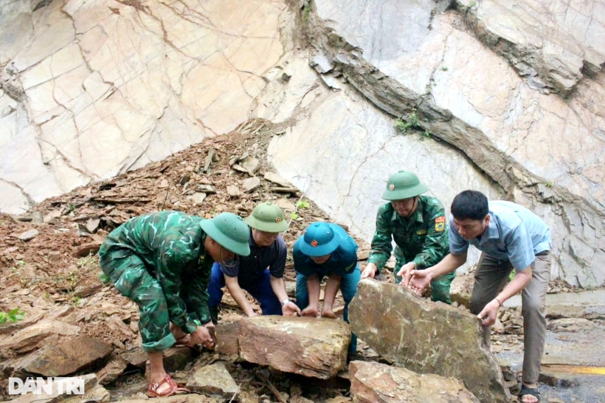 Mưa lớn gây sạt lở, tắc đường nơi vùng biên giới Nghệ An - 6