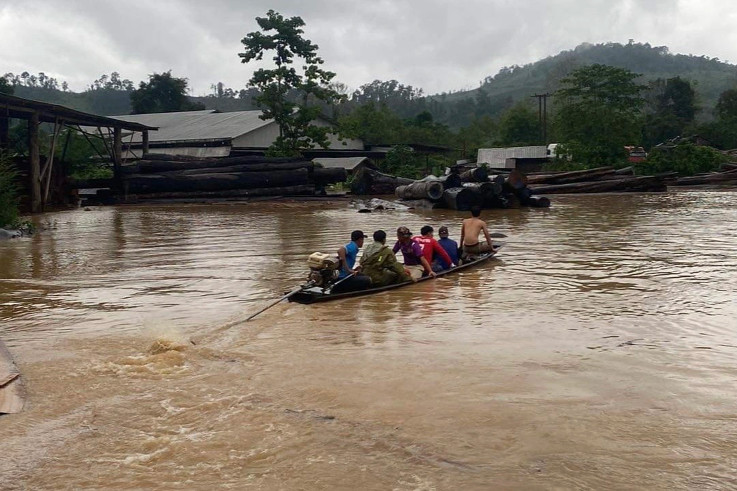 Vụ sạt lở ở Lào: Một tài xế người Việt tử vong, 6 người băng rừng về nước - 3