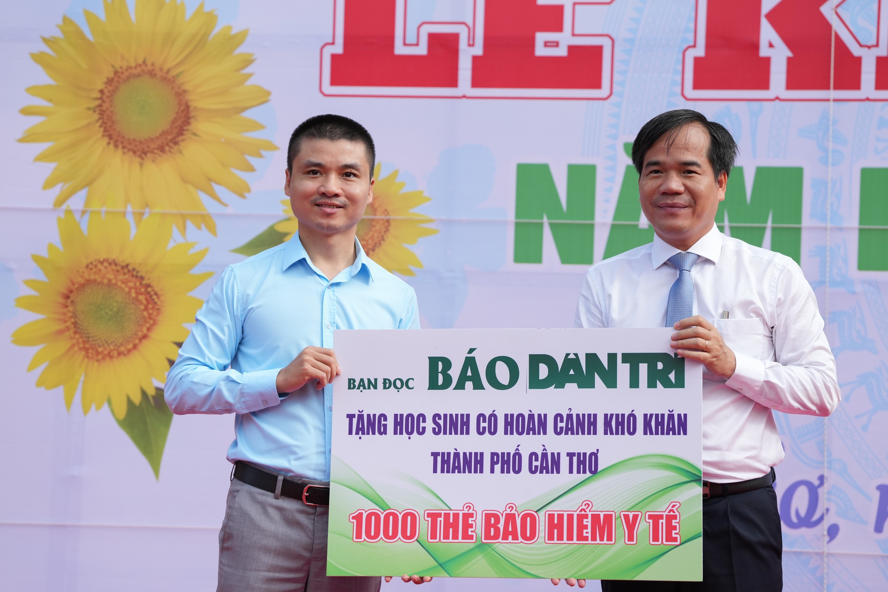 Tặng thẻ BHYT, nâng bước học sinh tới trường