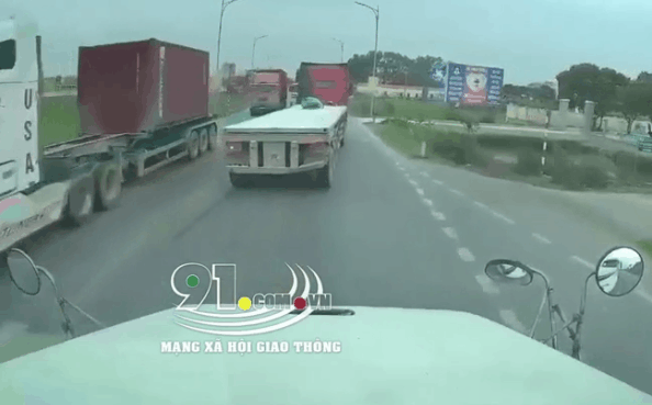 CLIP: 3 xe container chèn khít lòng đường, xe ở giữa phanh cháy bánh và ...