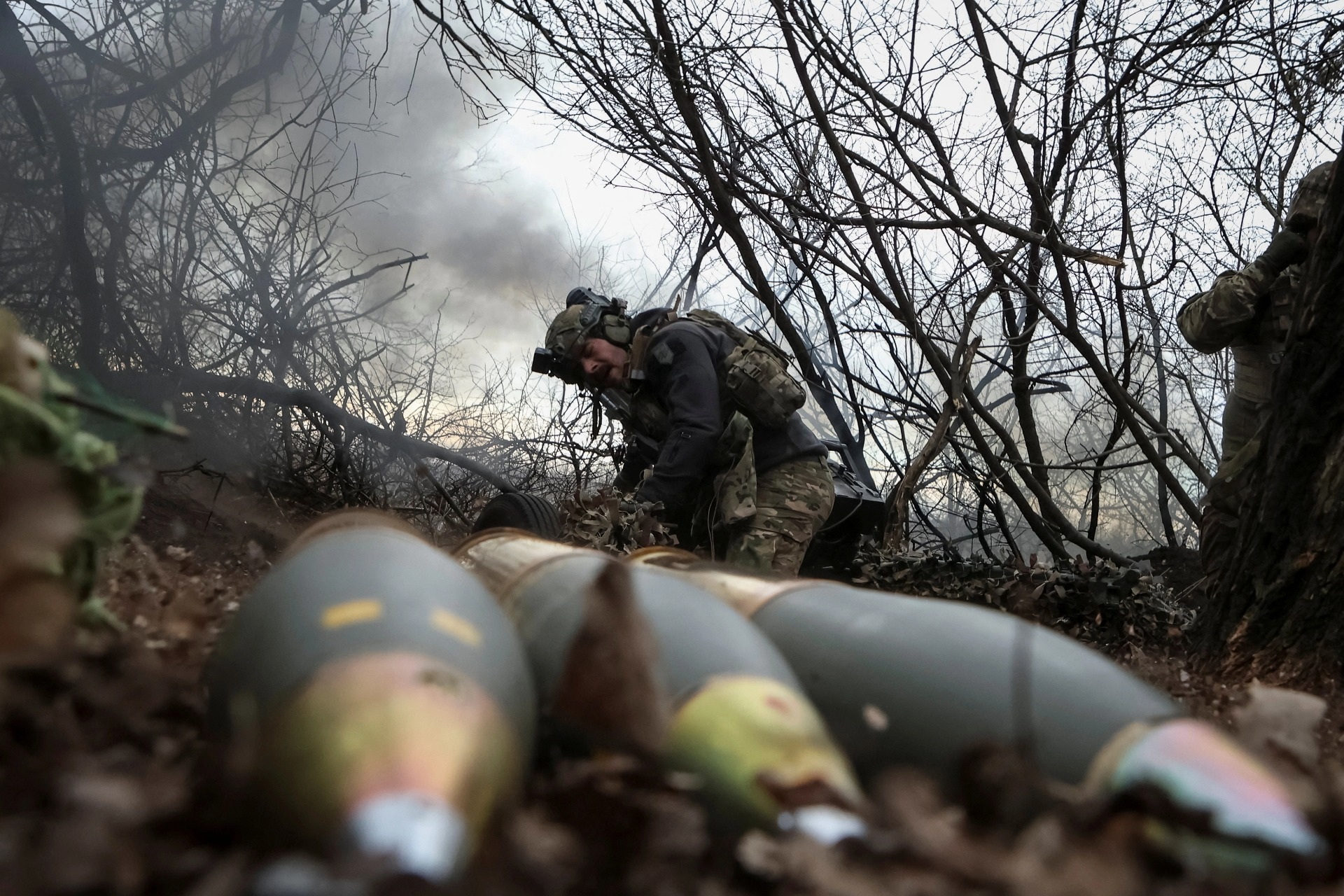 Ukraine rút khỏi pháo đài chiến lược, Nga tiếp đà siết gọng kìm Donbass