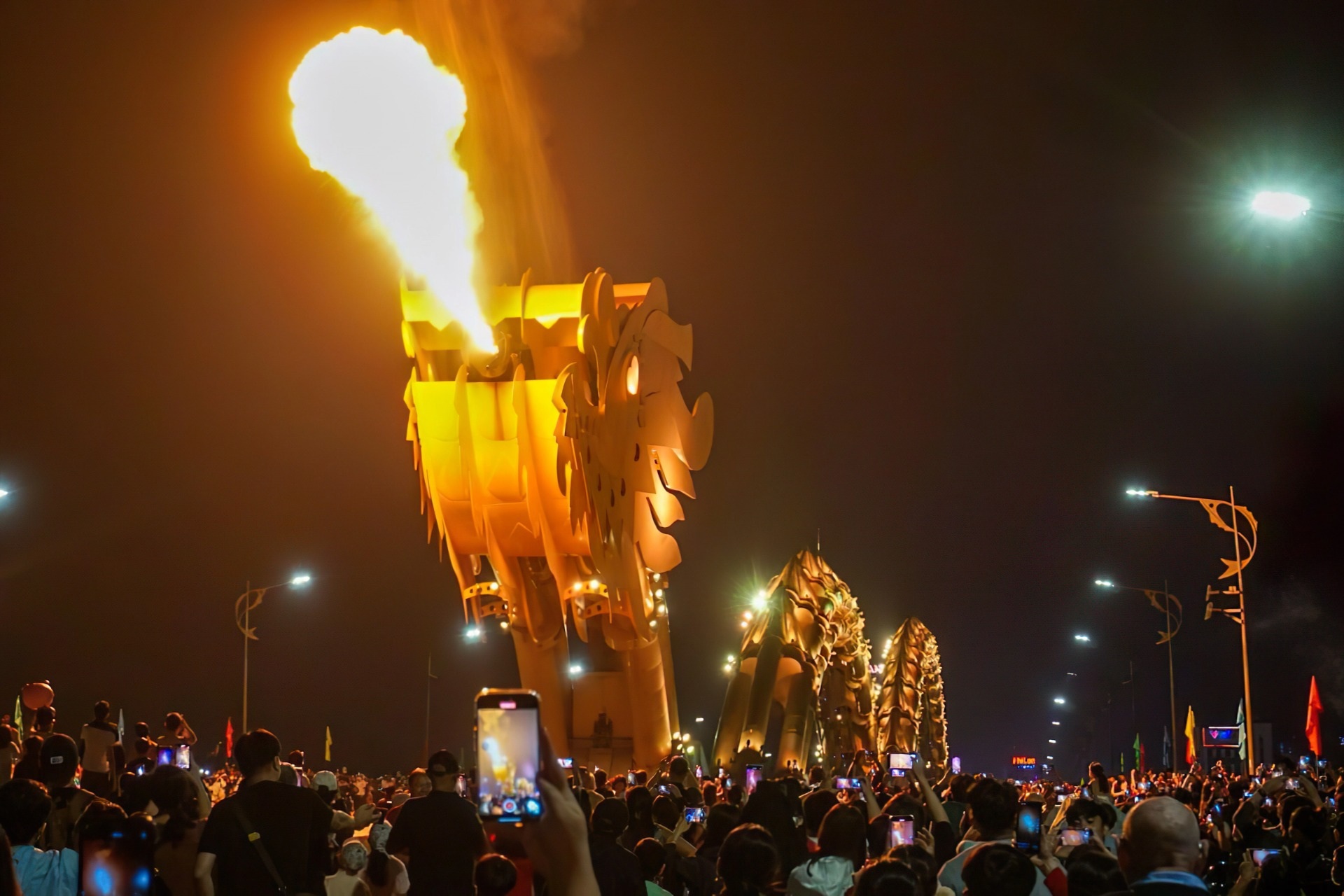 Cầu Rồng phun lửa nhiều đêm, cầu sông Hàn cũng quay nhịp trong Tết