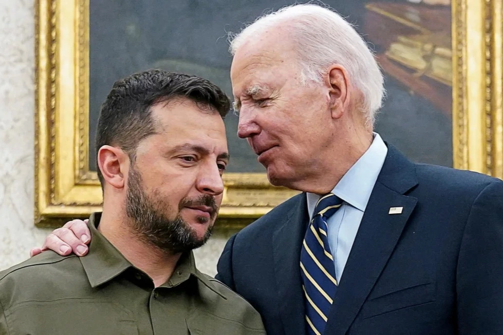 Vì sao Mỹ xé rào khi Ukraine chiến đấu với "một tay bị trói sau lưng"?