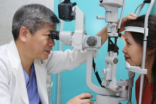 Bác sĩ Việt Nam đạt giải thưởng quốc tế về phẫu thuật tật khúc xạ