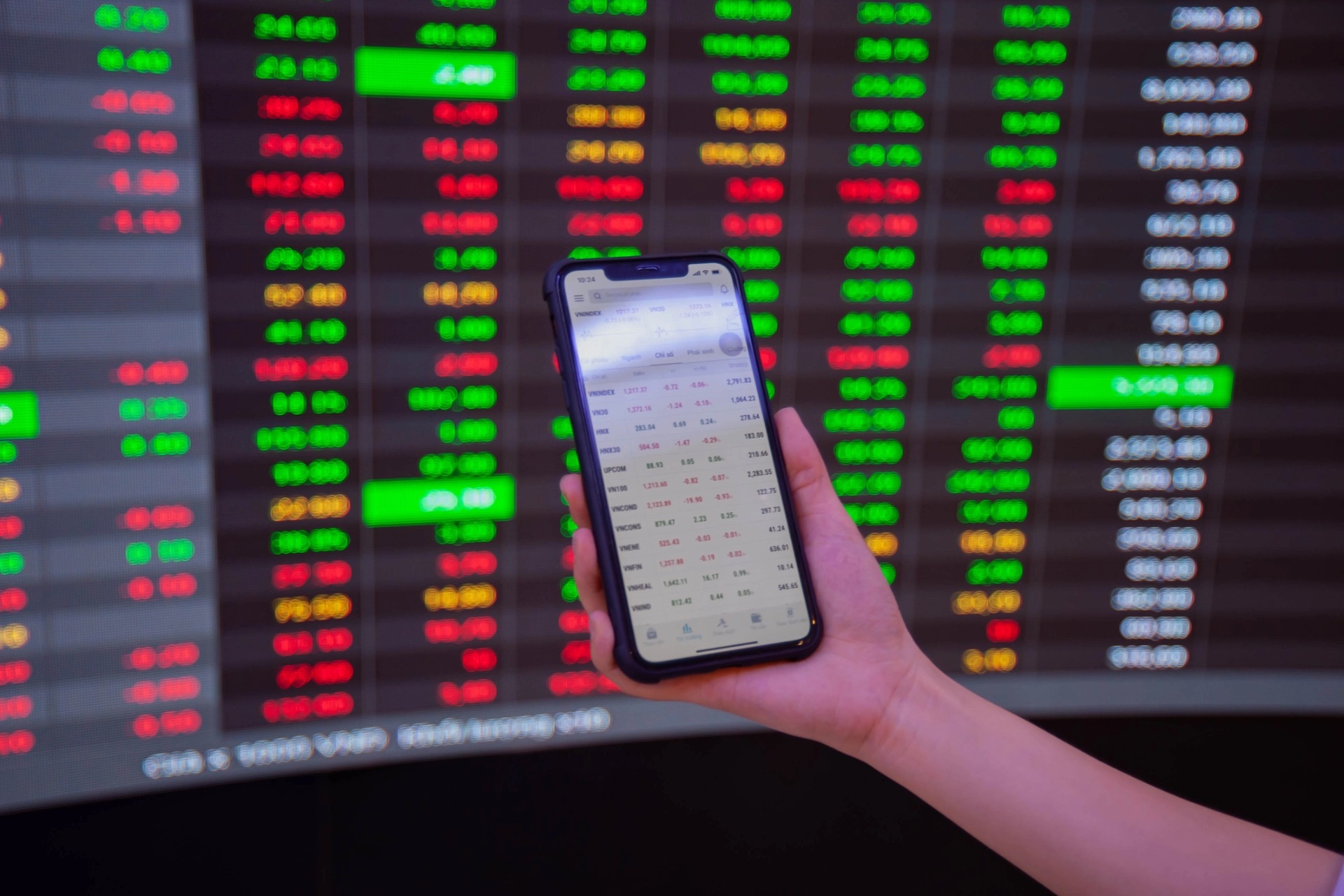 VN-Index thủng mốc 1.800 điểm, "tân binh" HPA ngược dòng ngày chào sàn