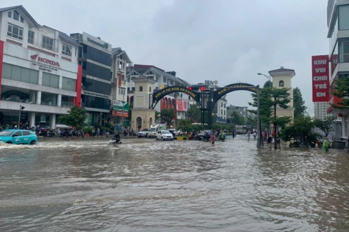 Vài khu đô thị "nhà giàu" ở Hà Nội ngập trong biển nước, cư dân đi làm muộn