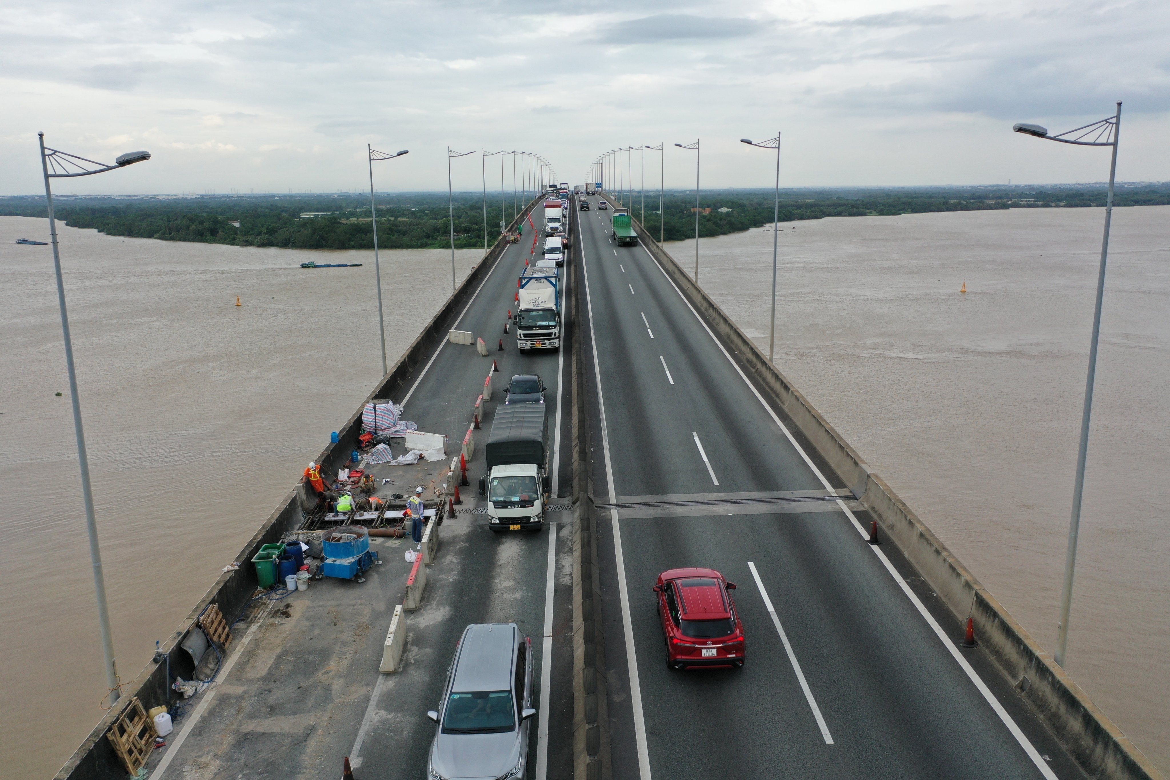 Hoàn tất sửa khe co giãn cầu Long Thành nối TPHCM với Đồng Nai