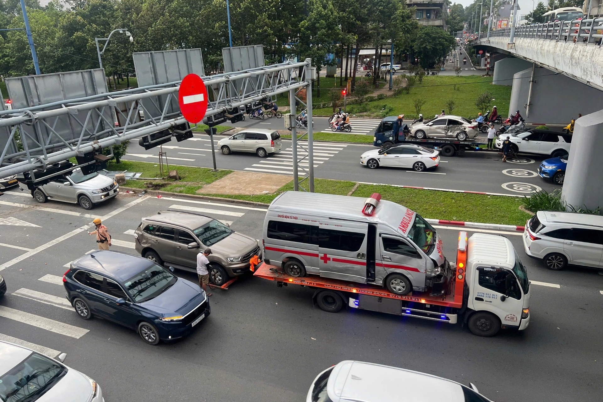 4 ô tô tông liên hoàn trên đại lộ Võ Văn Kiệt