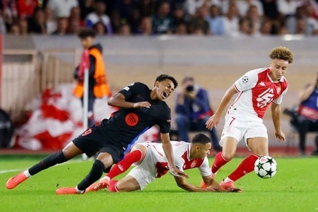 Lamine Yamal ghi bàn, Barcelona vẫn thua đau đớn ở Champions League