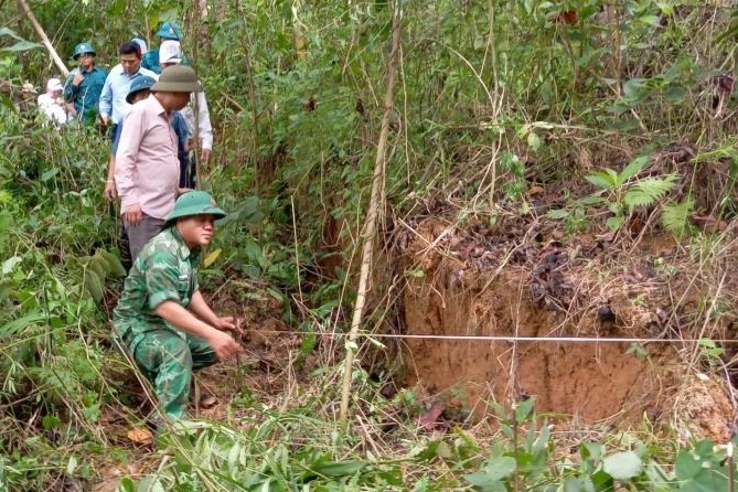 Xuất hiện vết nứt dài 120m trên đồi, huyện Nam Giang sơ tán gấp 11 hộ dân