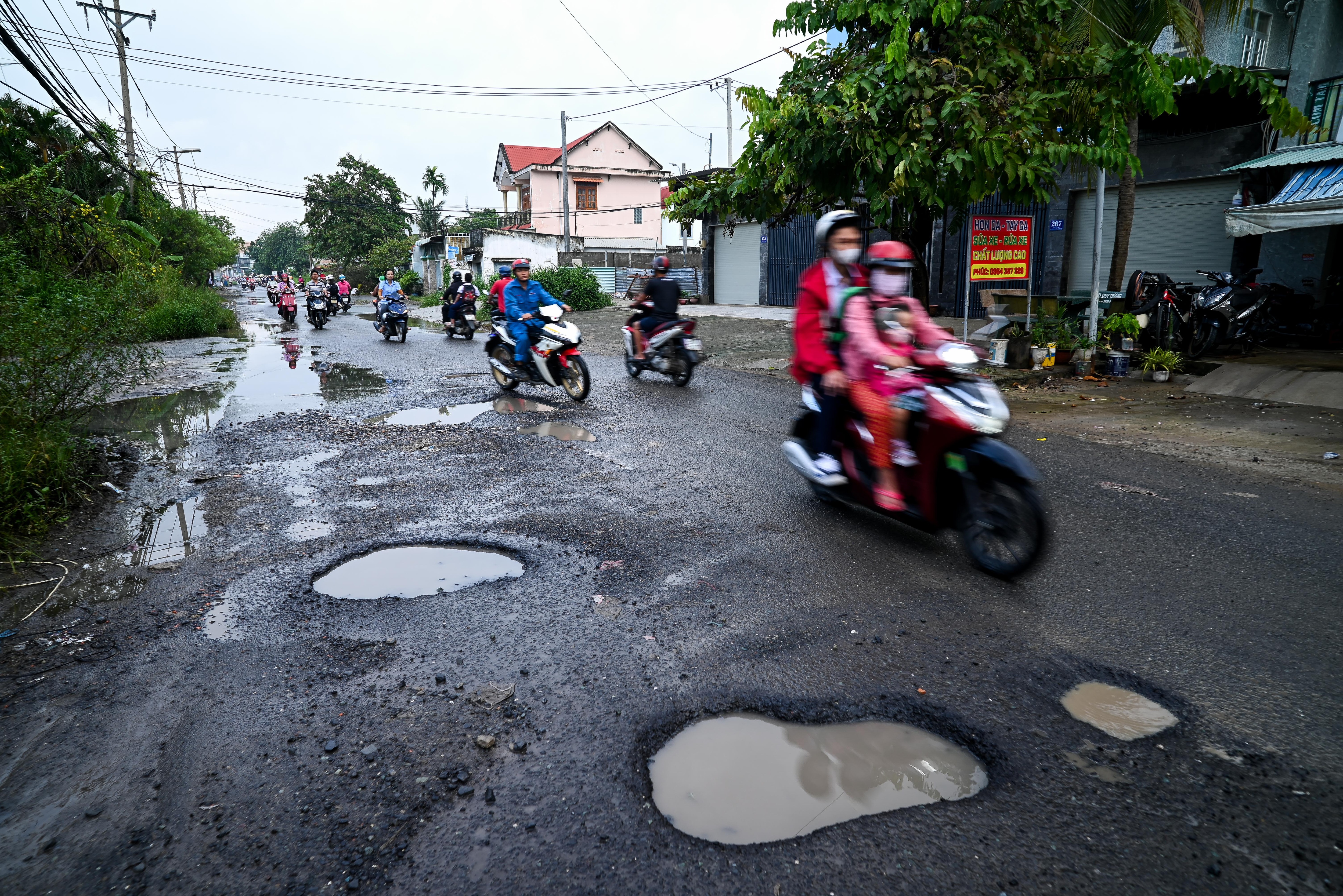 Hàng trăm "ổ gà, ổ voi" trên con đường dài khoảng 2km ở TP Thủ Đức