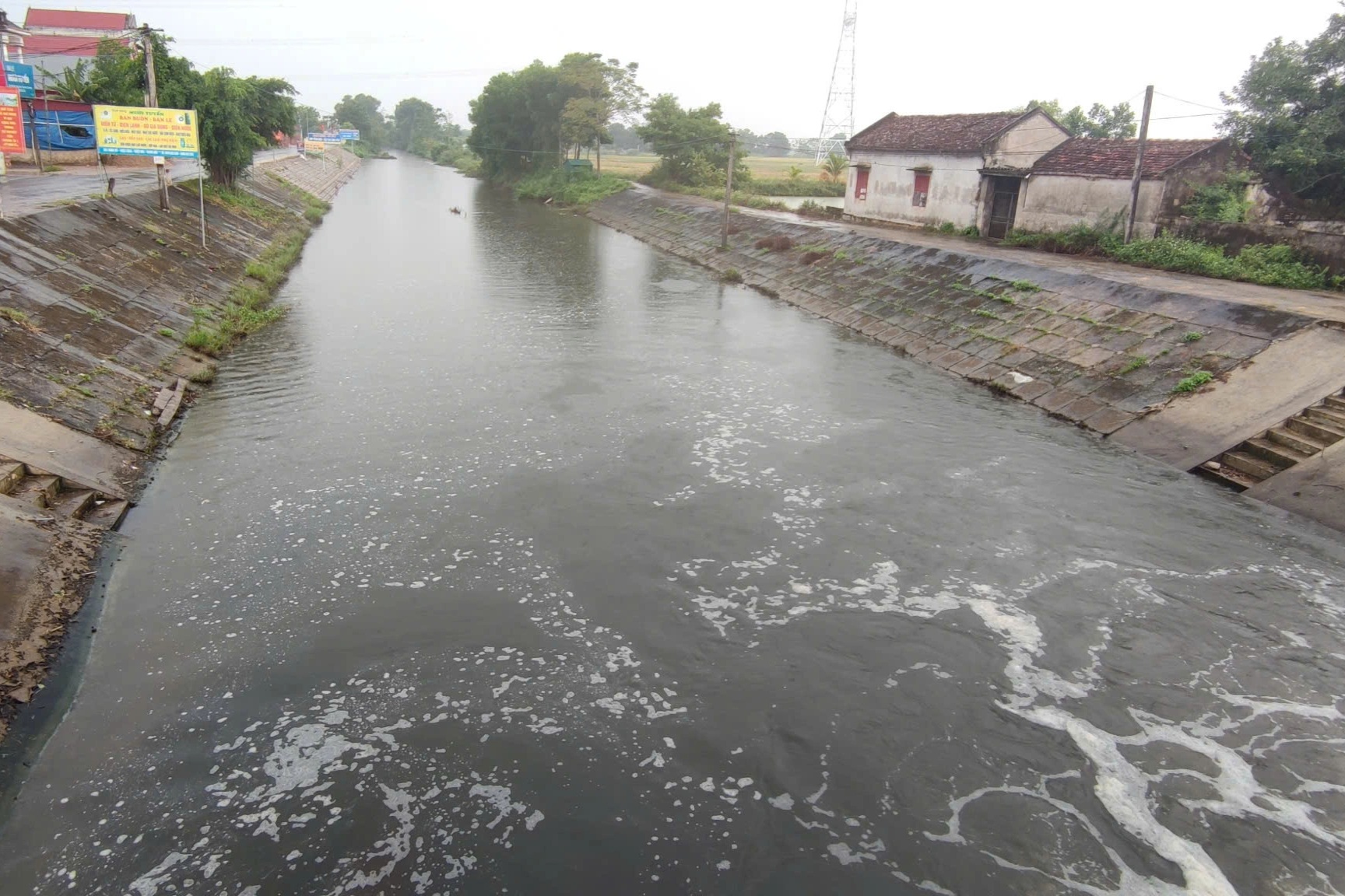 Sông đổi màu, mùi thối "tra tấn" học sinh vì vỡ bể biogas trang trại lợn