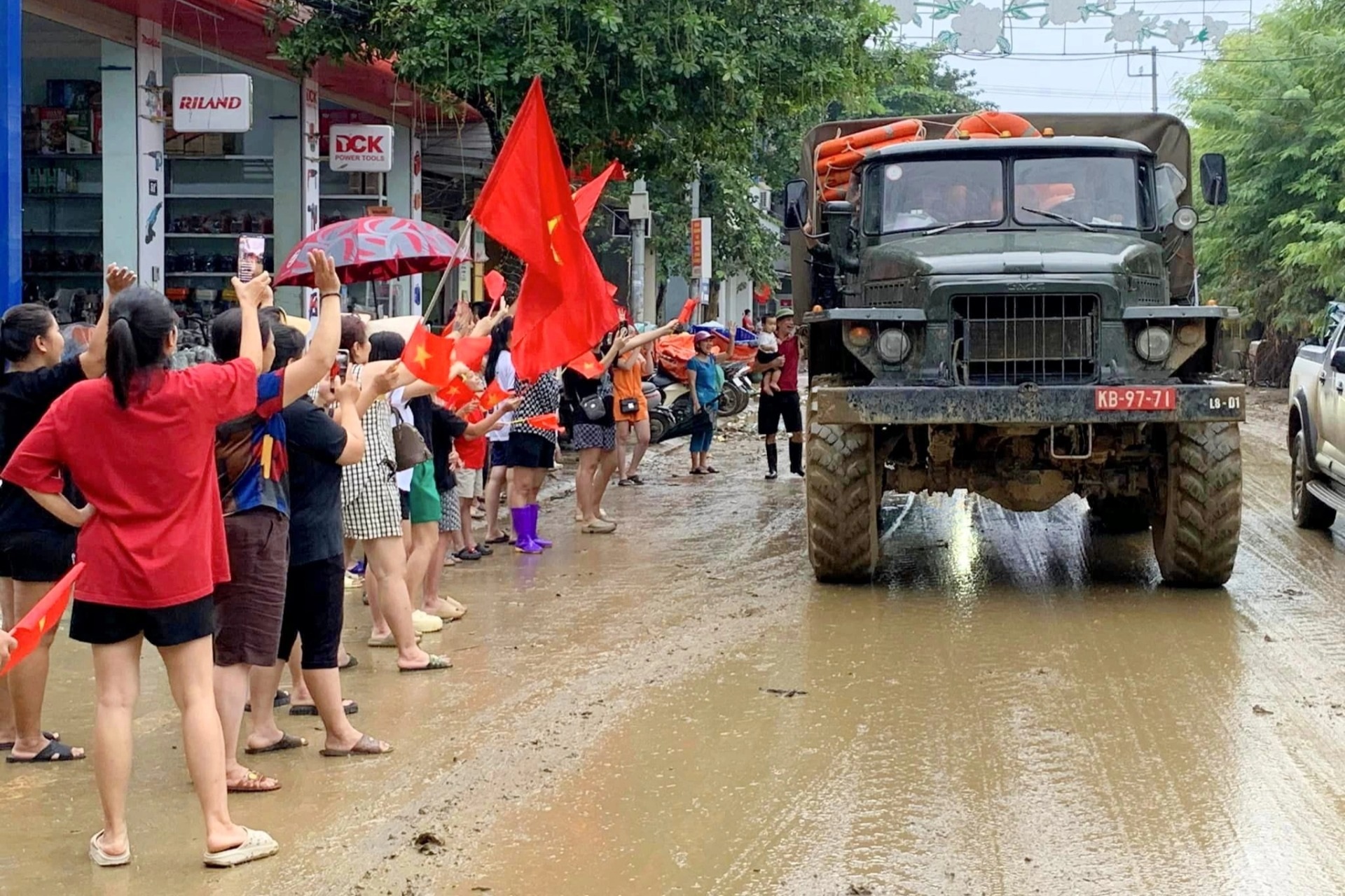 Người dân Yên Bái mang cờ, hoa ra cảm ơn, chào tạm biệt các chú bộ đội