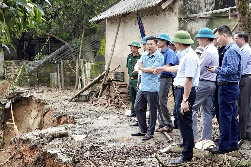 Vĩnh Phúc công bố tình huống khẩn cấp sau sự cố sạt lở bờ sông Lô