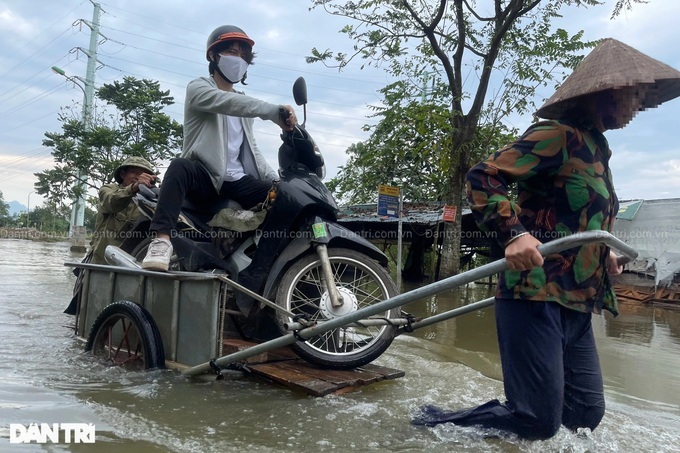 Dịch vụ xe bò "cõng" xe máy đắt khách trên Đại lộ Thăng Long