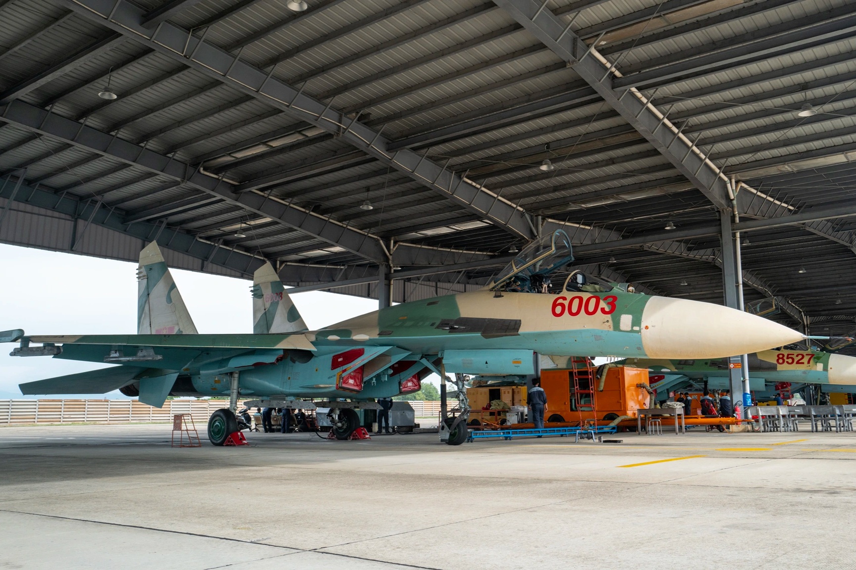 Tiêm kích Su-27, trực thăng, Yak-130 diễn tập ném bom, bắn đạn thật