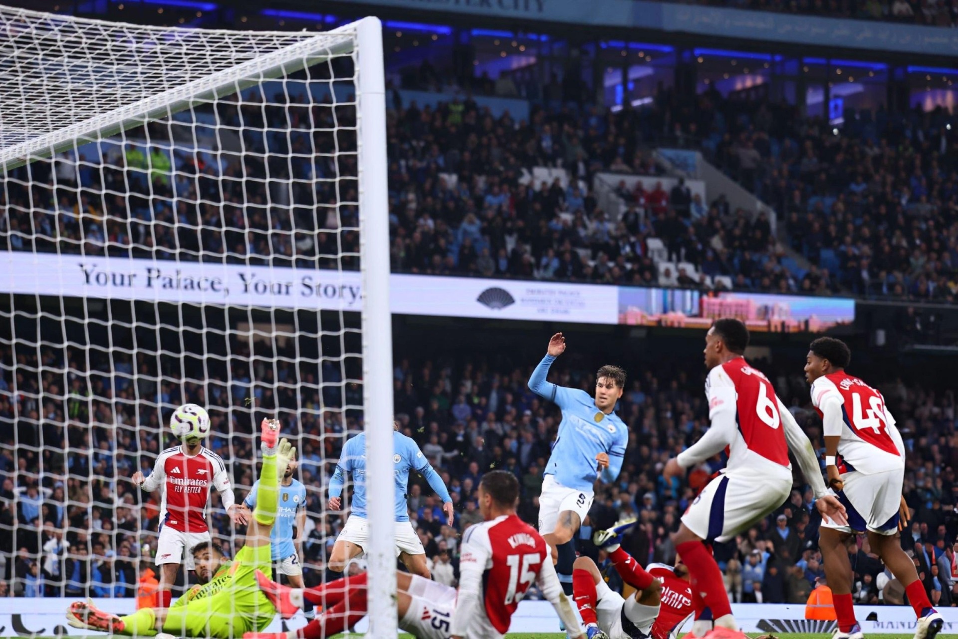 Man City thoát thua nghẹt thở trước 10 người của Arsenal