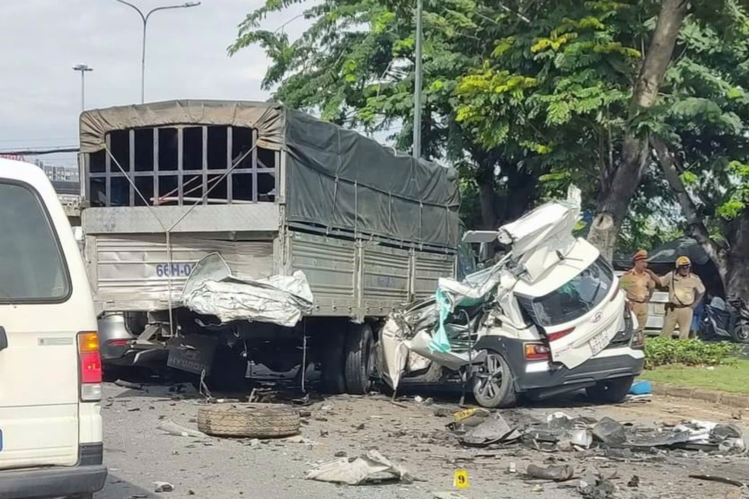 Tai nạn liên hoàn làm hai người chết ở TPHCM