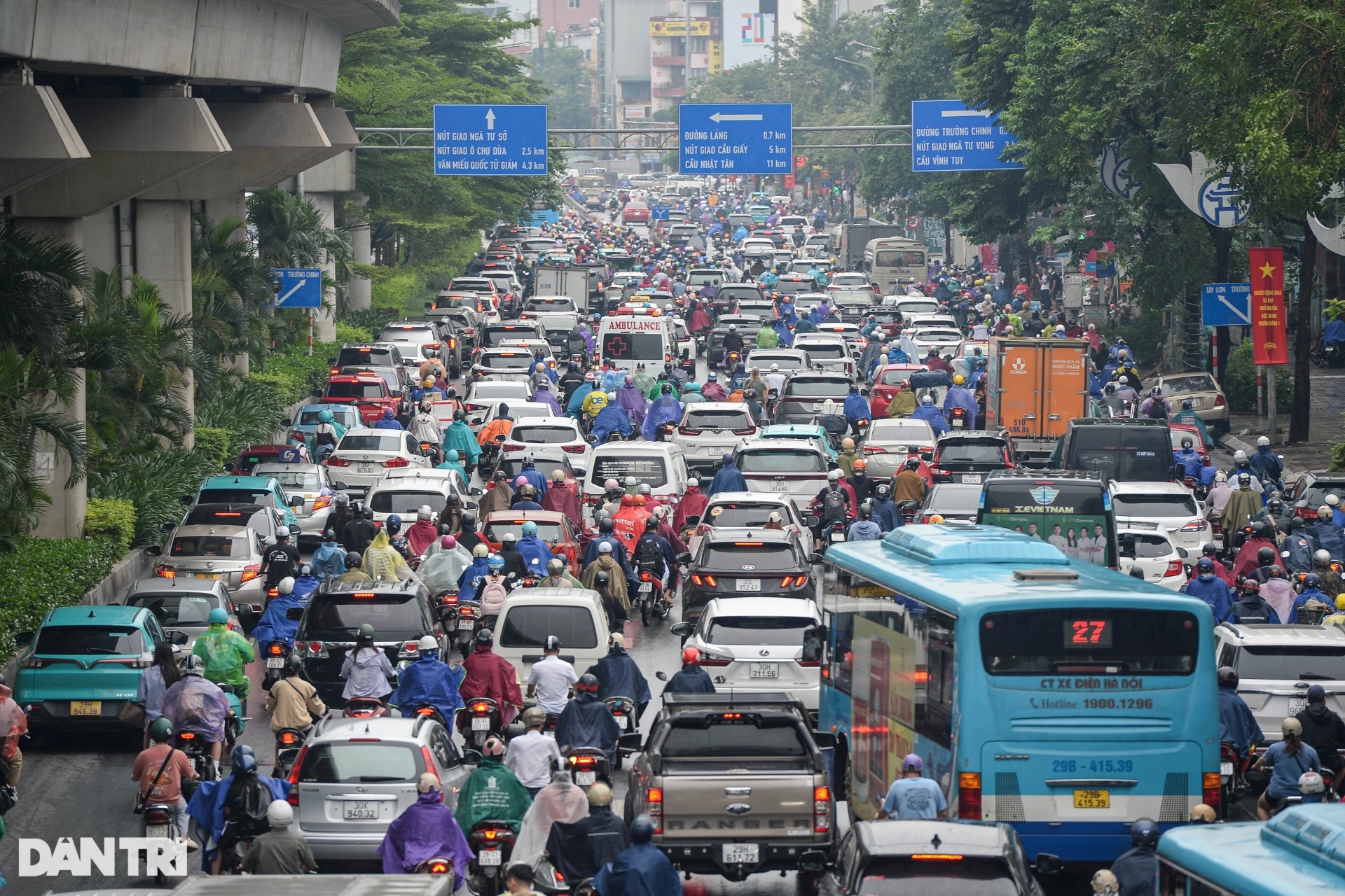 Hà Nội ùn tắc nhiều tuyến phố buổi sáng đầu tuần