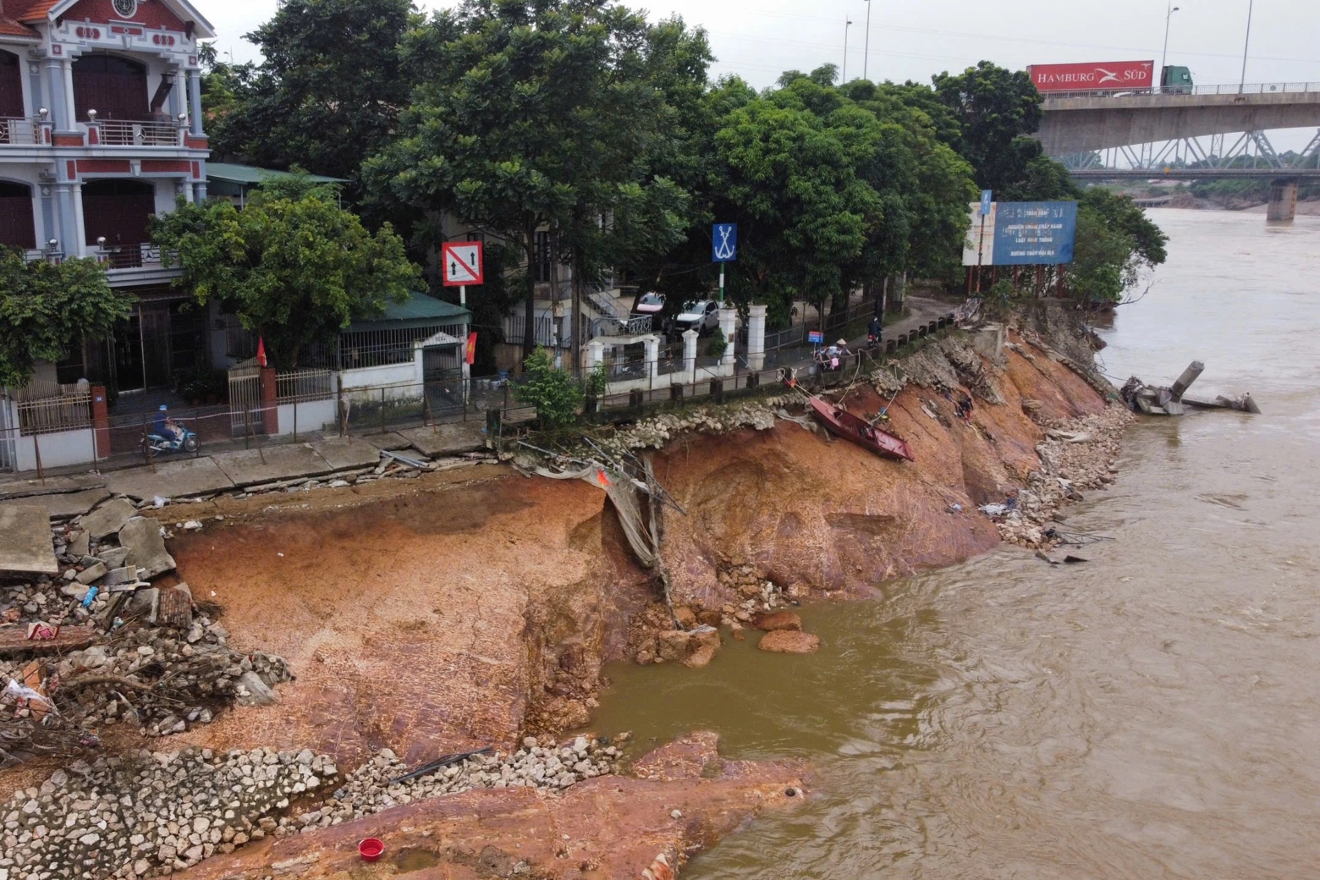 Sạt lở sát chân cầu Hạc Trì ở Phú Thọ, uy hiếp nhiều nhà dân