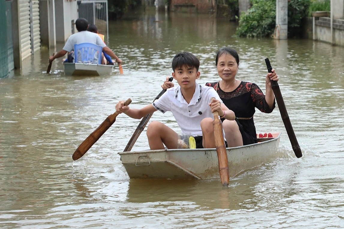 Hàng trăm hộ dân ngoại thành Hà Nội tiếp tục sống trong ngập úng