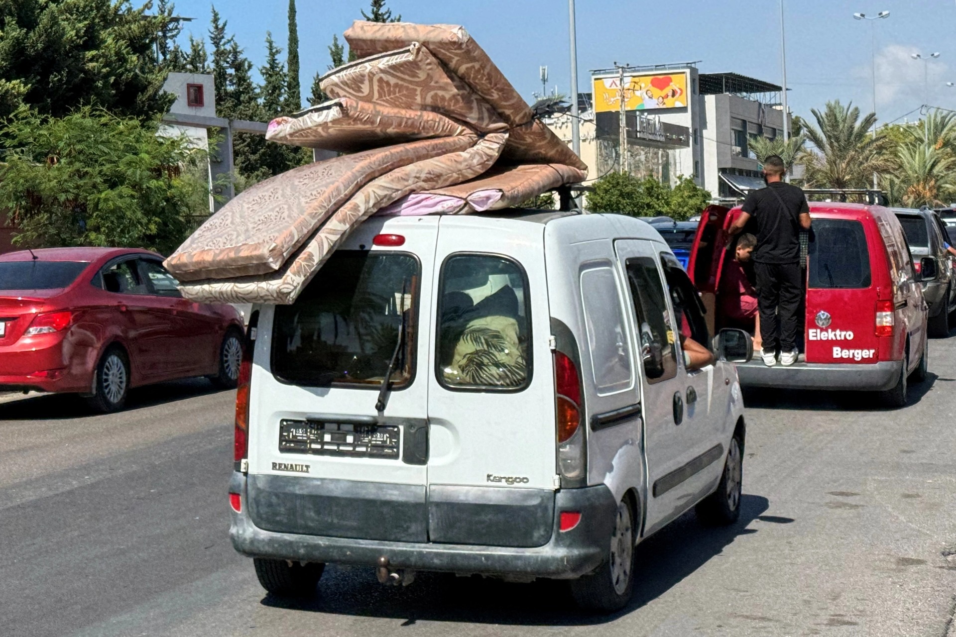 Israel trút "mưa" hỏa lực vào Li Băng, 356 người chết trong ngày đẫm máu