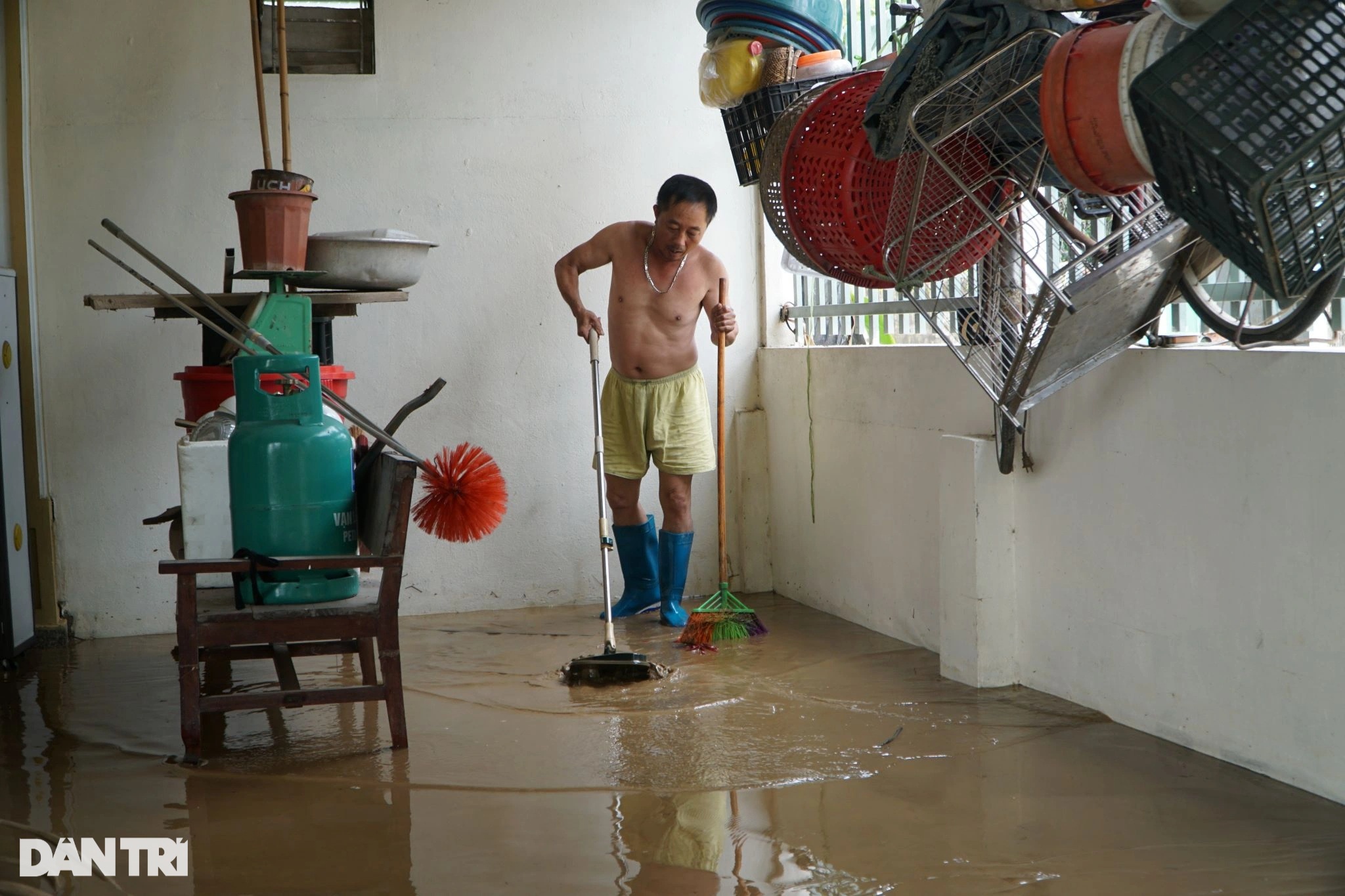 Dân ven sông Lèn trắng đêm trực lũ, nhọc nhằn dọn bùn lầy vì mất điện