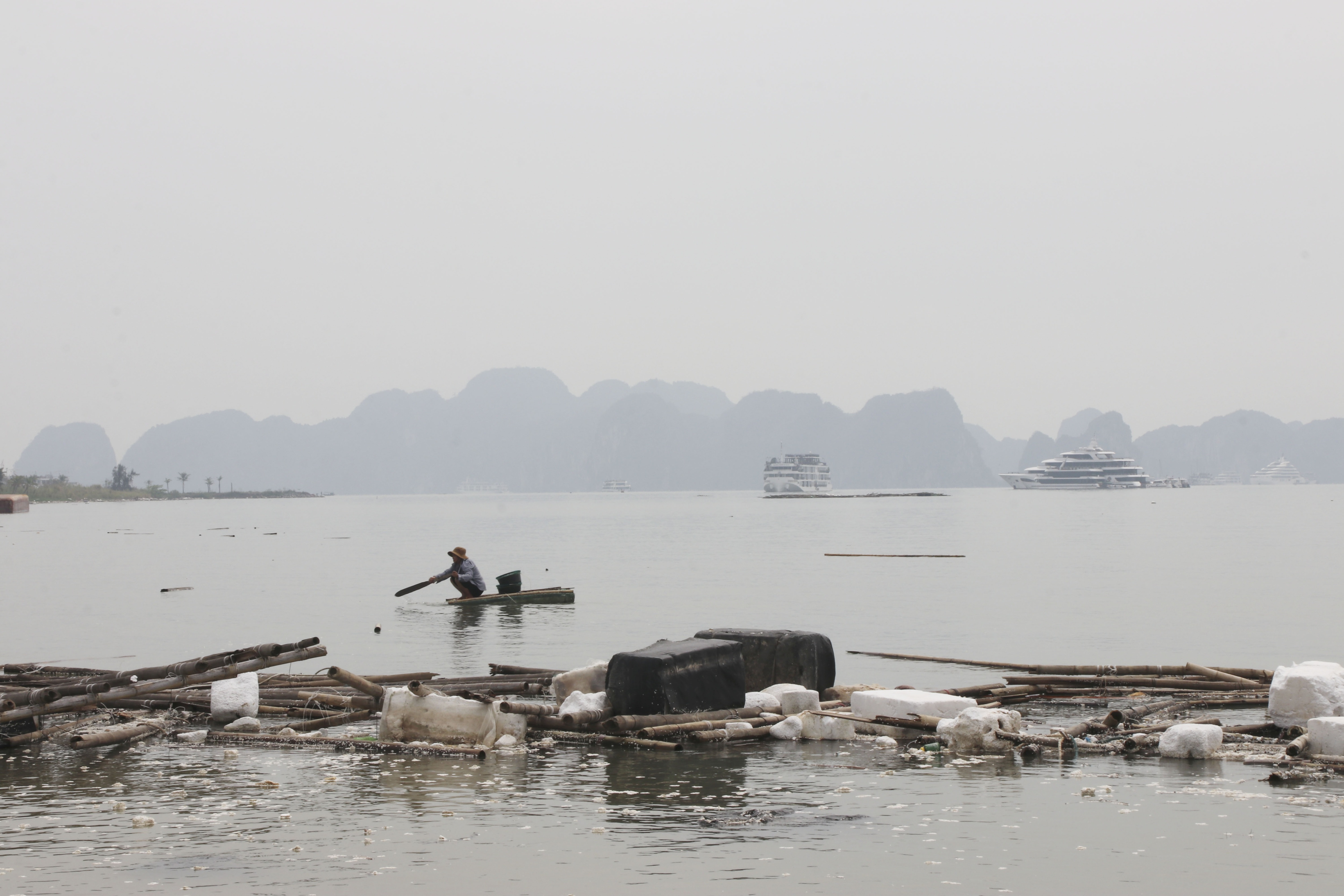 Quảng Ninh lên tiếng về "núi rác" đe dọa vịnh Hạ Long