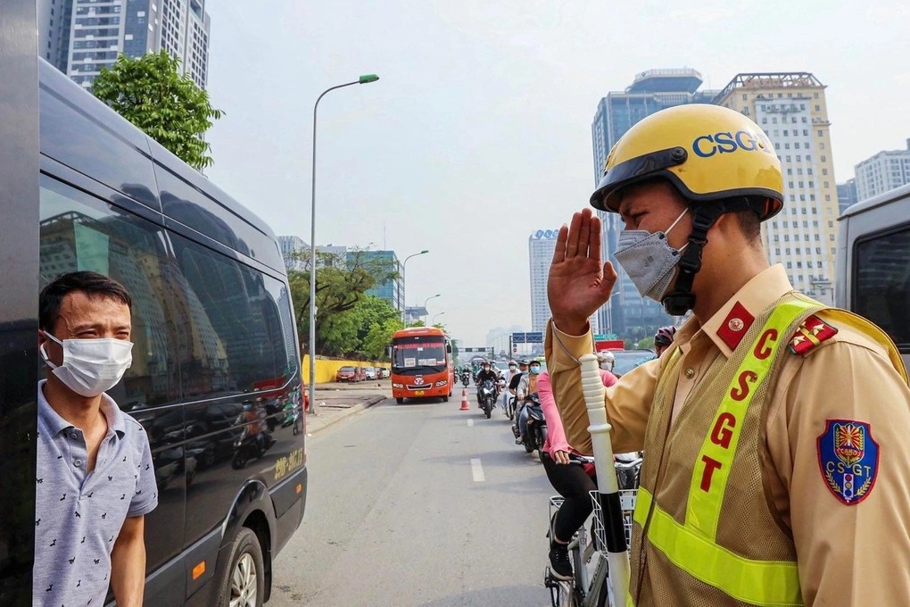 "Có CSGT thì chấp hành, không có là sẵn sàng vượt đèn đỏ, đi ngược chiều"