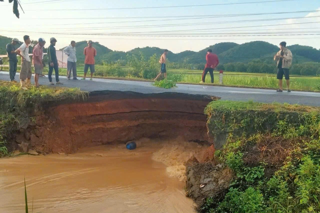 Nước lũ tràn về "gặm" gần đứt tỉnh lộ ở Lâm Đồng