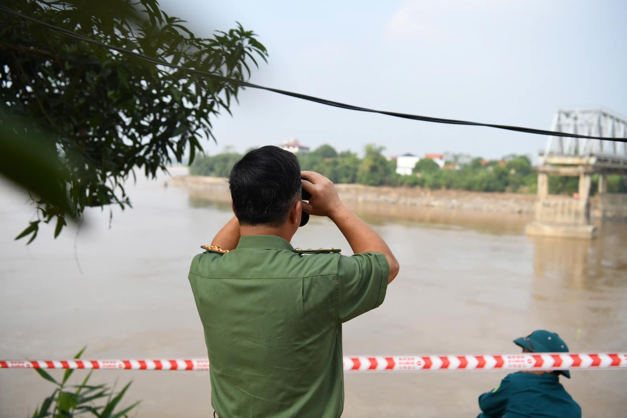 Phần cầu Phong Châu còn lại đang có dấu hiệu sụt lún, nghiêng