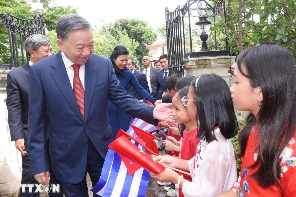 Tổng Bí thư, Chủ tịch nước thăm Đại sứ quán và cộng đồng người Việt Nam tại Cuba