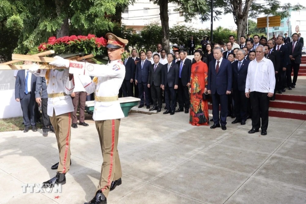 Tổng Bí thư, Chủ tịch nước Tô Lâm đặt vòng hoa tại Tượng đài Bác Hồ ở La Habana