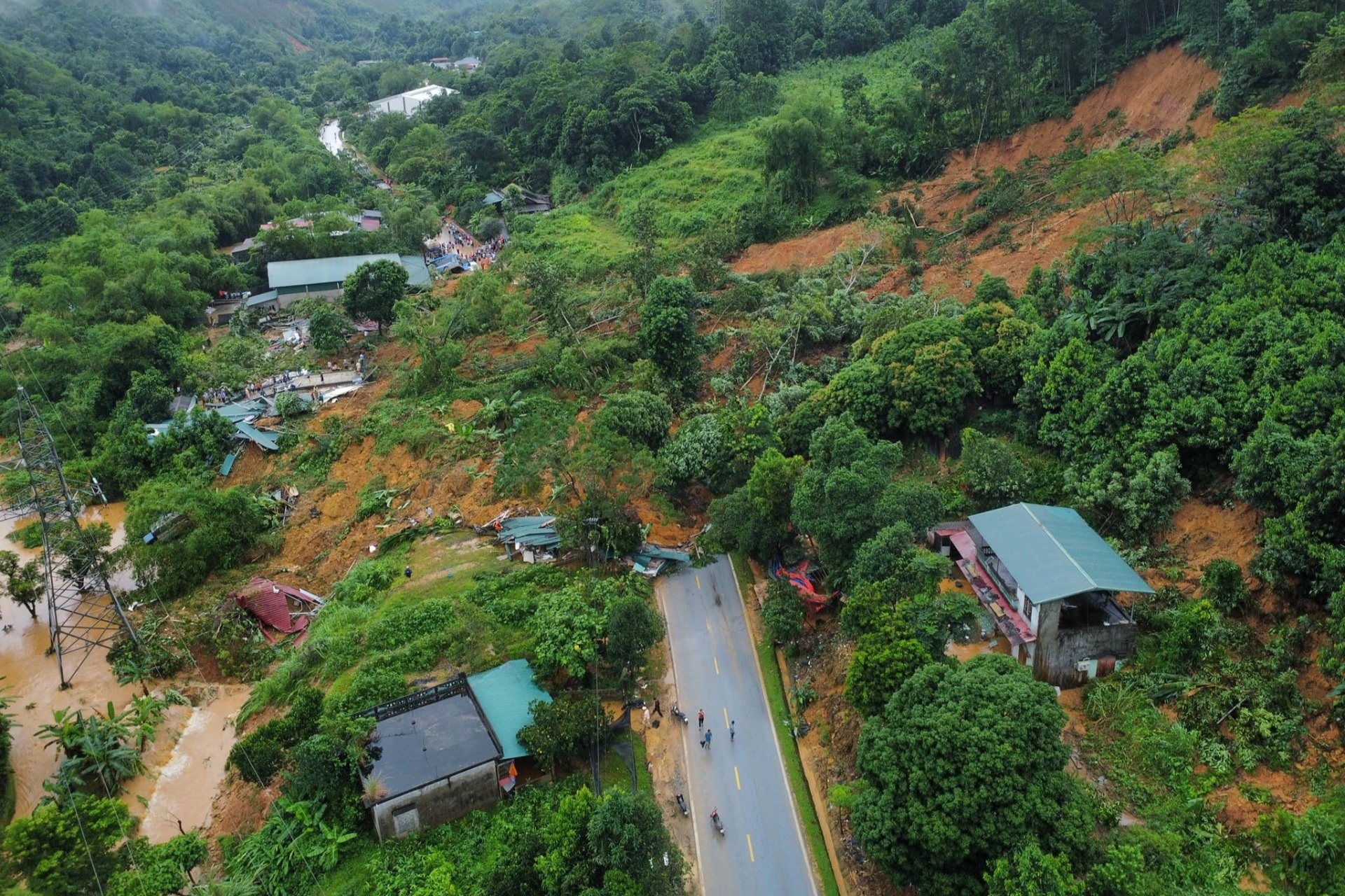 Sạt lở đất nghiêm trọng ở Hà Giang, 10 người bị thương, một người mất tích