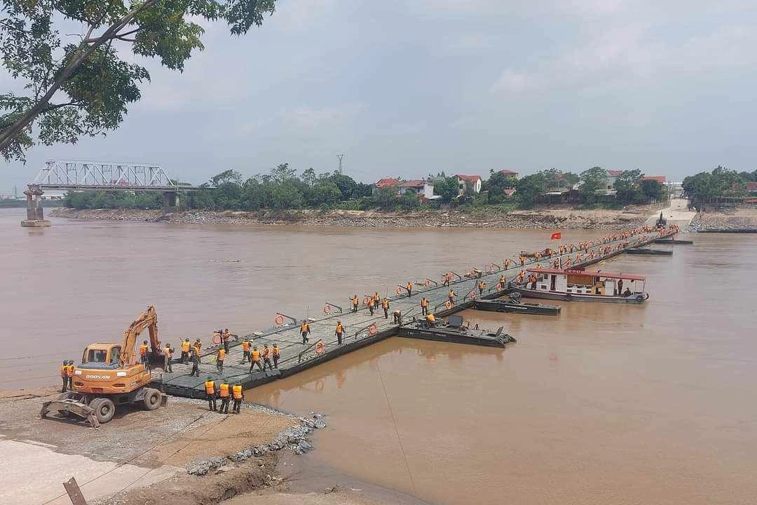 Lắp đặt xong cầu phao Phong Châu, phương tiện giao thông qua lại từ 30/9