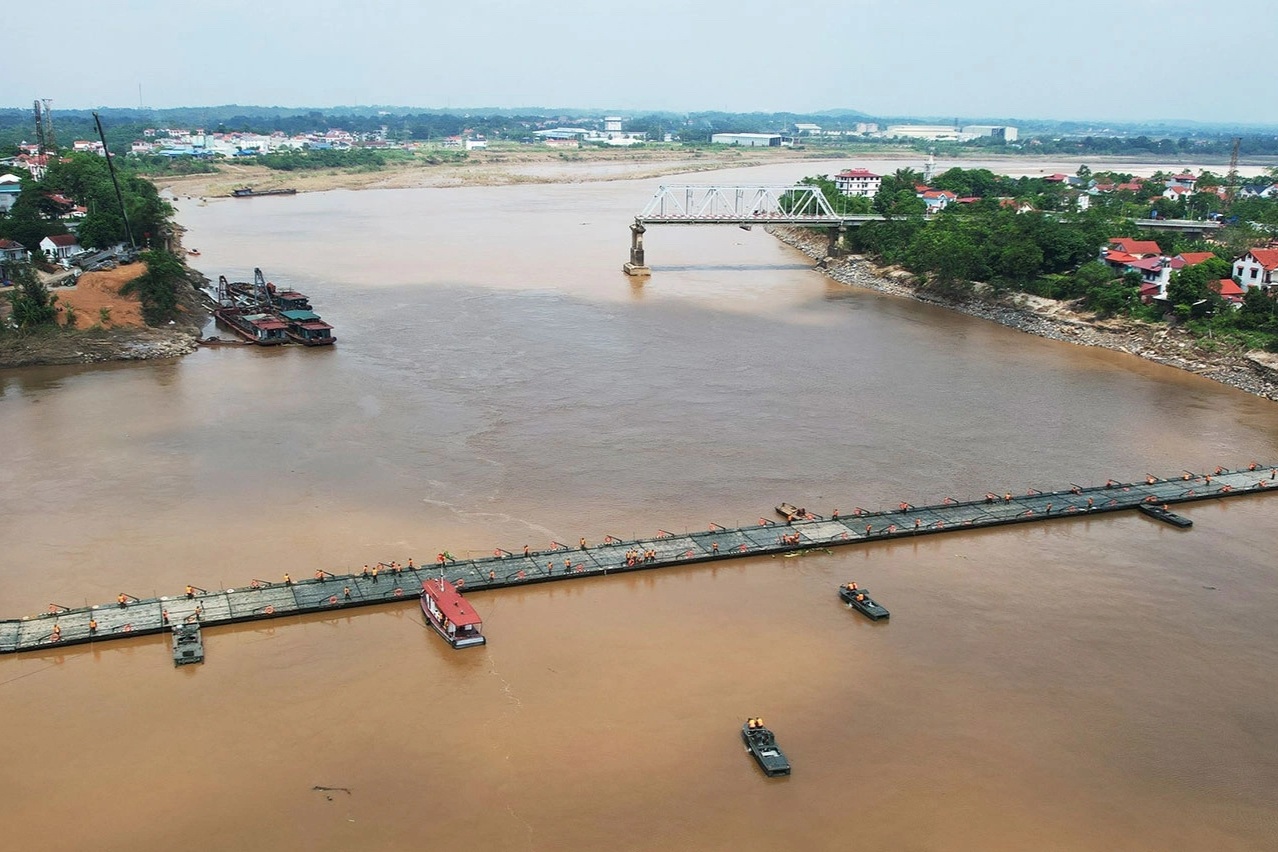 6h sáng nay cầu phao Phong Châu bắt đầu hoạt động