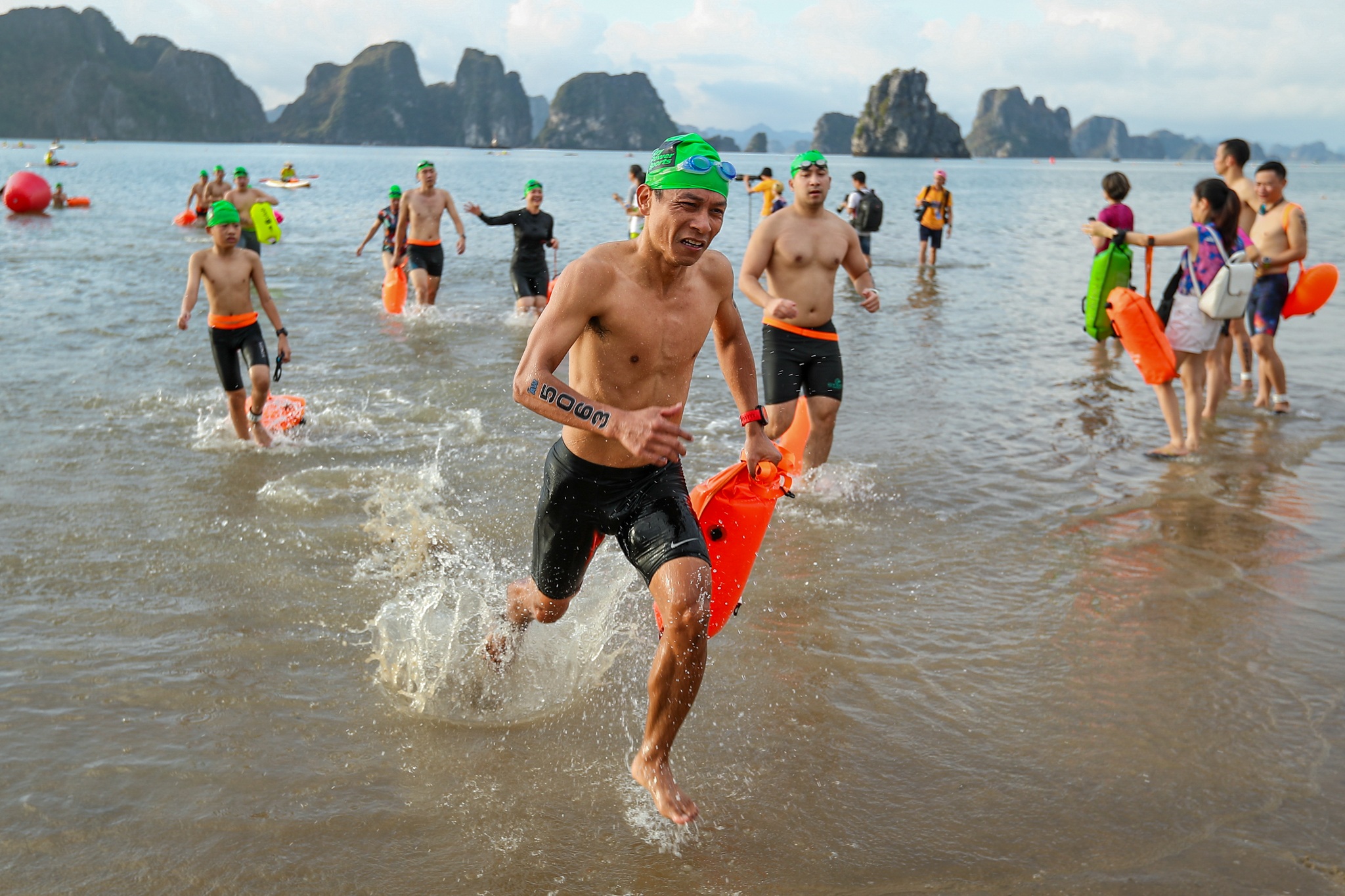 1.200 VĐV căng sức thi đấu bơi - chạy ở giải Aquathlon Warriors Van Don