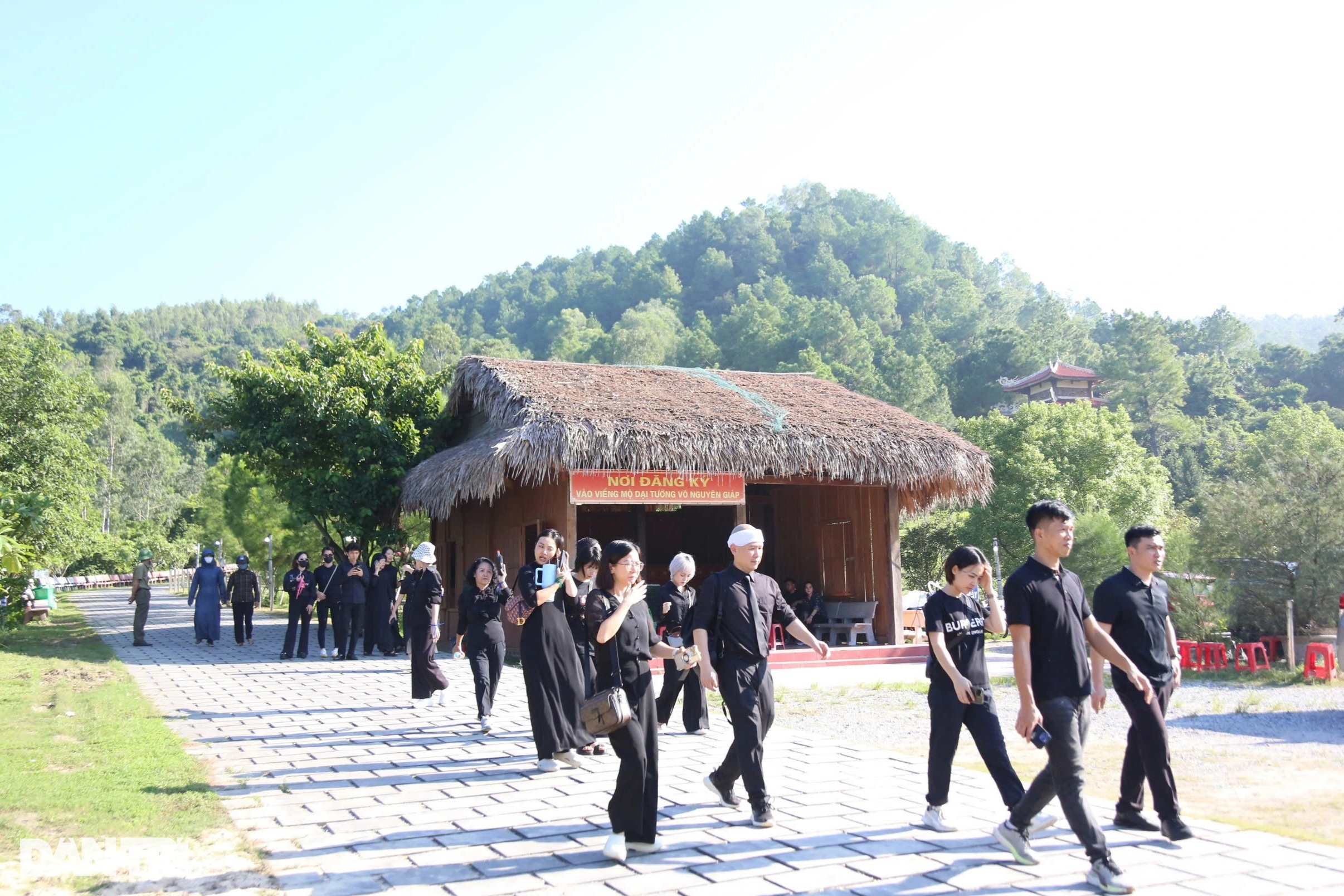 Đông đảo người dân đến tiễn biệt Phu nhân Đại tướng Võ Nguyên Giáp