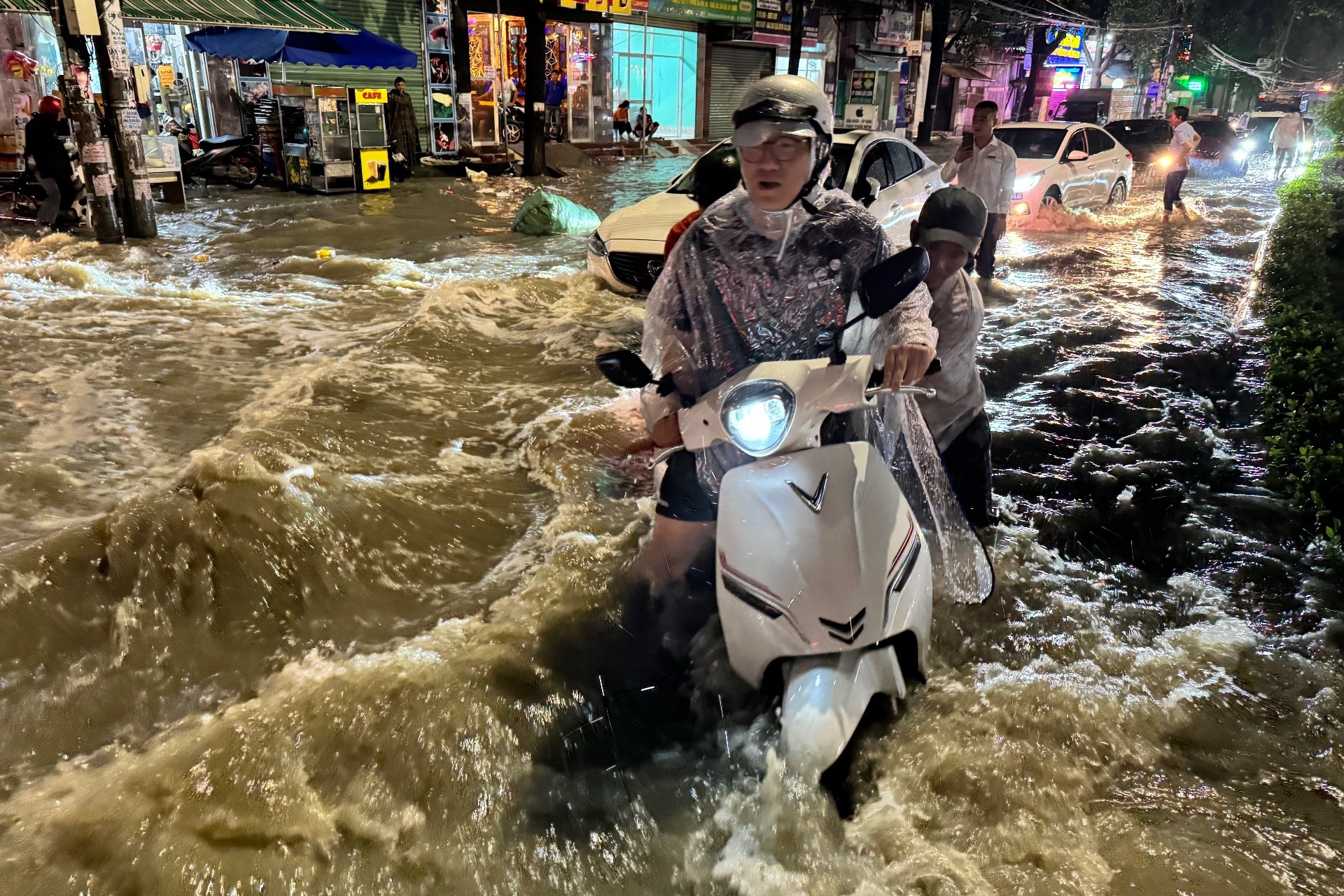 Biên Hòa mưa lớn, nhiều tuyến đường ngập sâu trong đêm