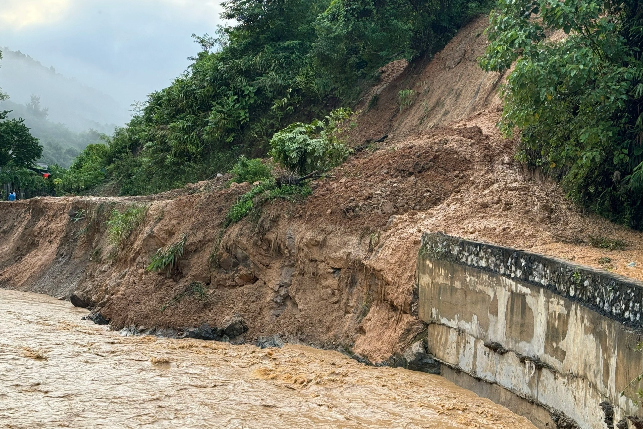 Lũ quét trong đêm ở huyện biên giới Nghệ An