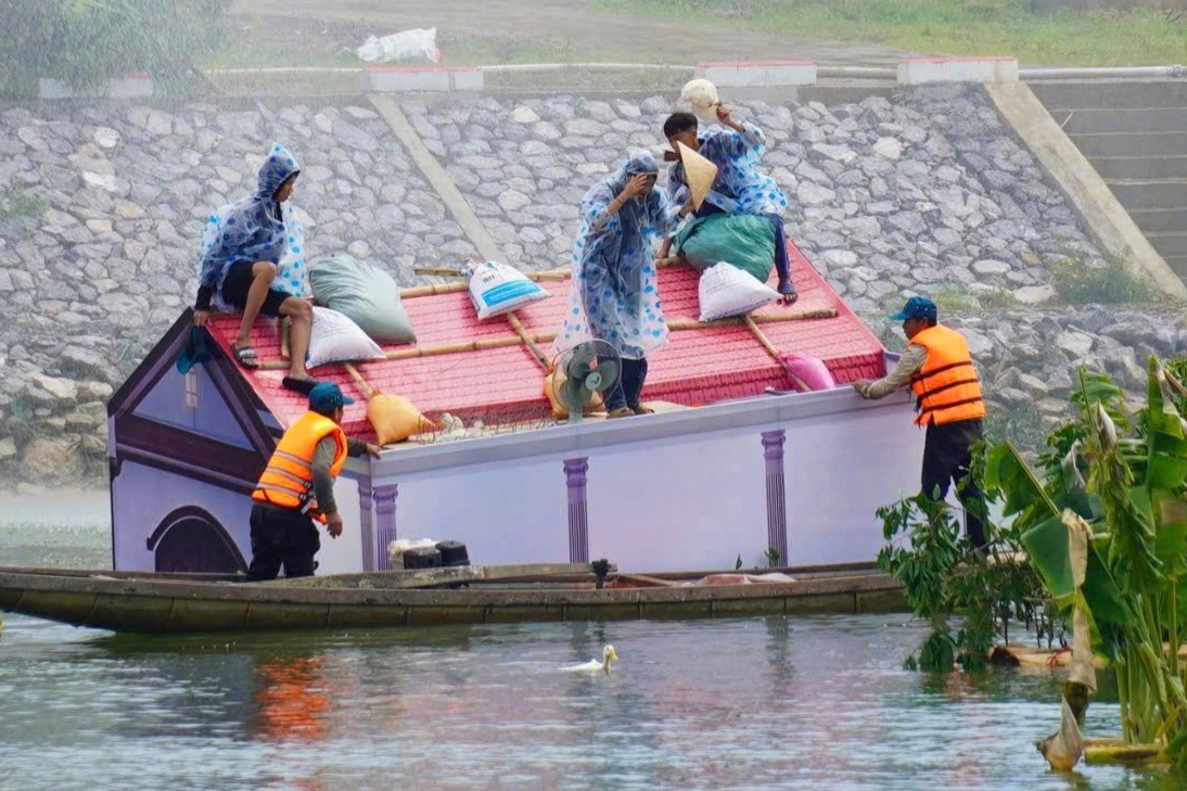 Cả làng chạy bão, công an và bộ đội cứu người trong tình huống giả định